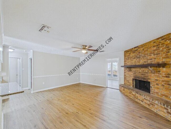 Foto del edificio - 8708 Patricia Lynn Ln