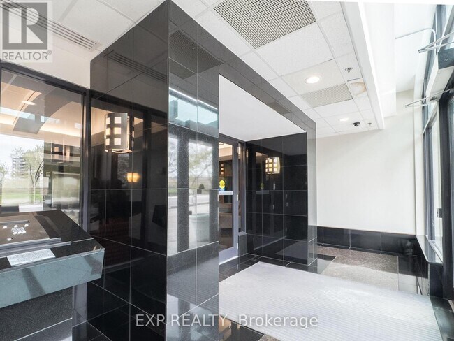 Building Photo - 570-1570 Laurier Ave W