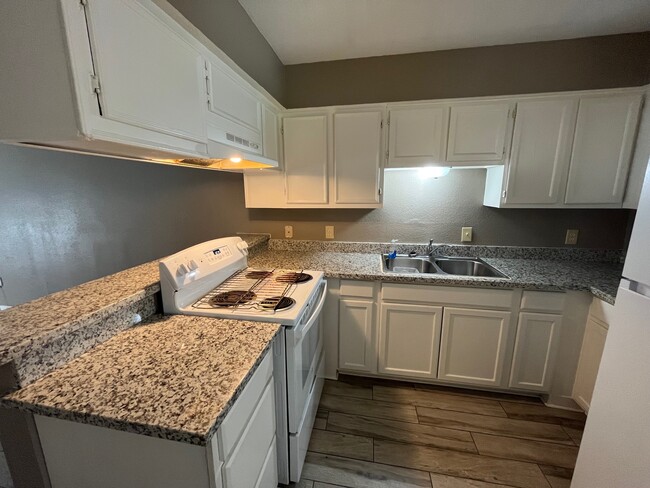 kitchen view 2 - 1842 Thompson St