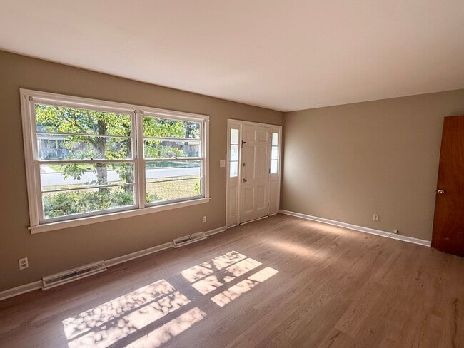Building Photo - Three bedroom, 1.5 bath house in Burlington