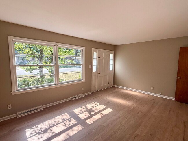 Foto del edificio - Three bedroom, 1.5 bath house in Burlington
