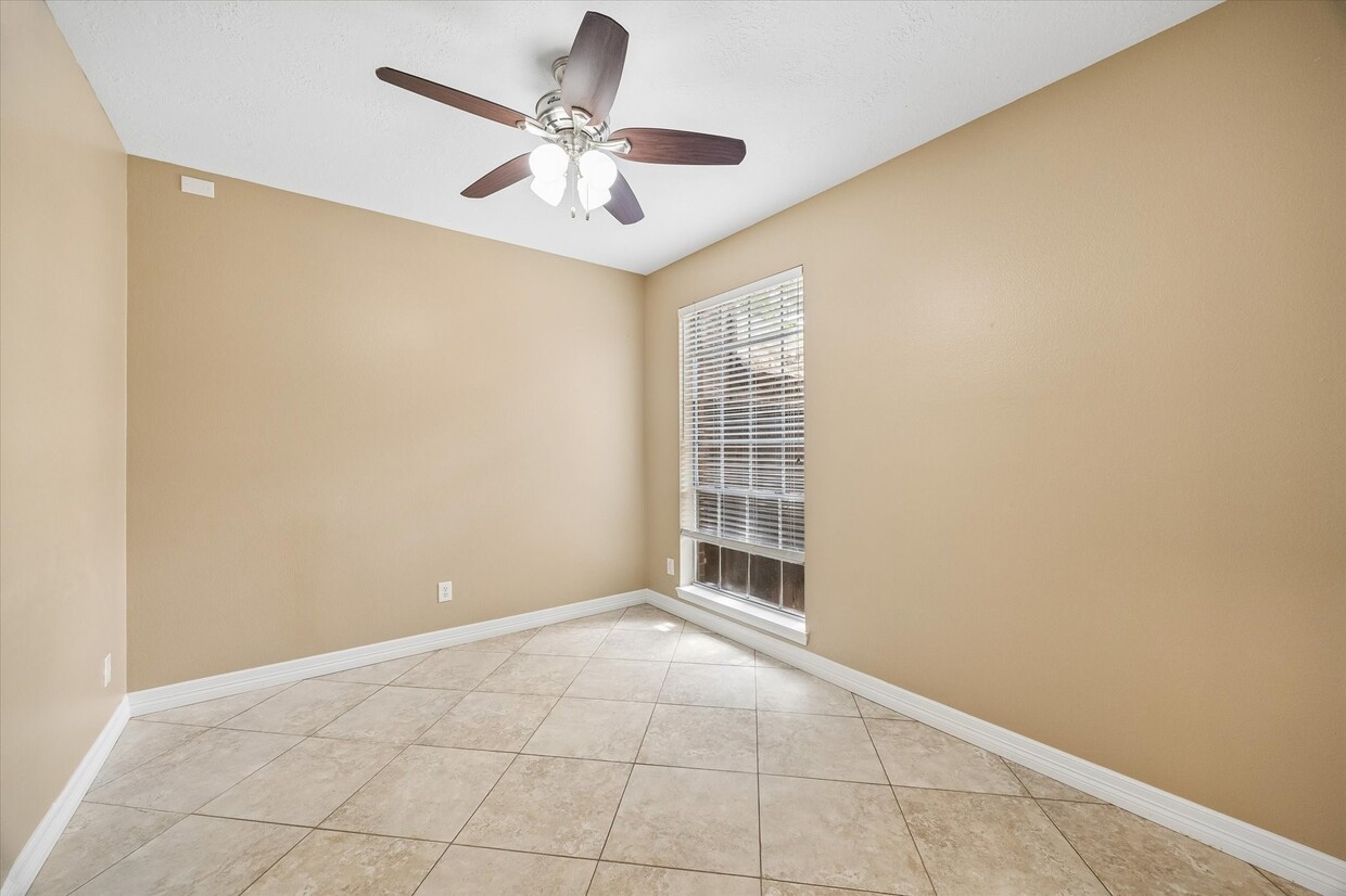 Building Photo - 9 E Willowood Ct