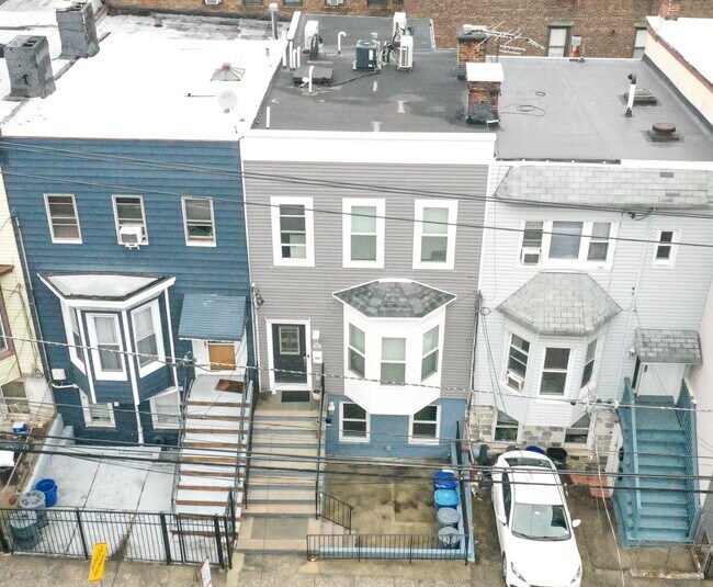 Building Photo - 80 Bowers St