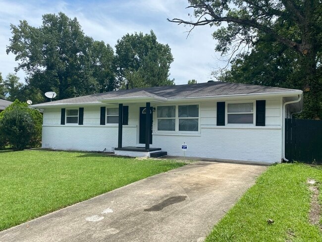 Building Photo - $300 OFF FIRST MONTH’S RENT!