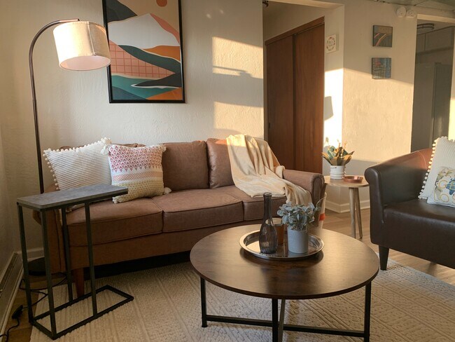 Living Room - 2776 S Park Rd