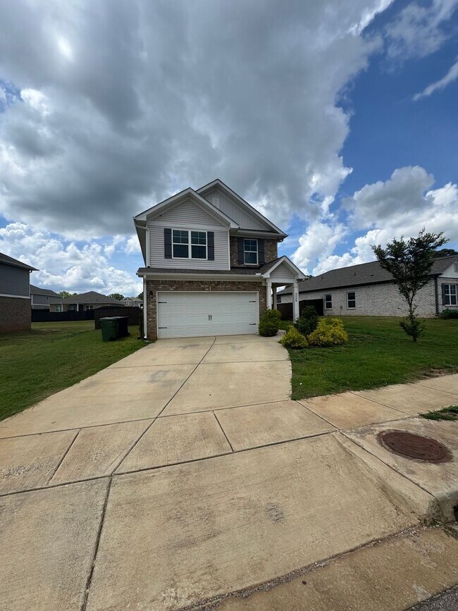 Building Photo - Spacious 3-Bedroom Home with Loft – Minute...