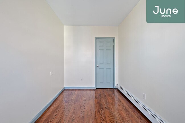 Building Photo - ROOM ONLY in 3-bed/1.0-bath Home