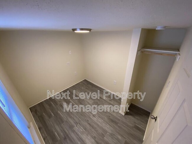 Building Photo - 211 4th Ave W