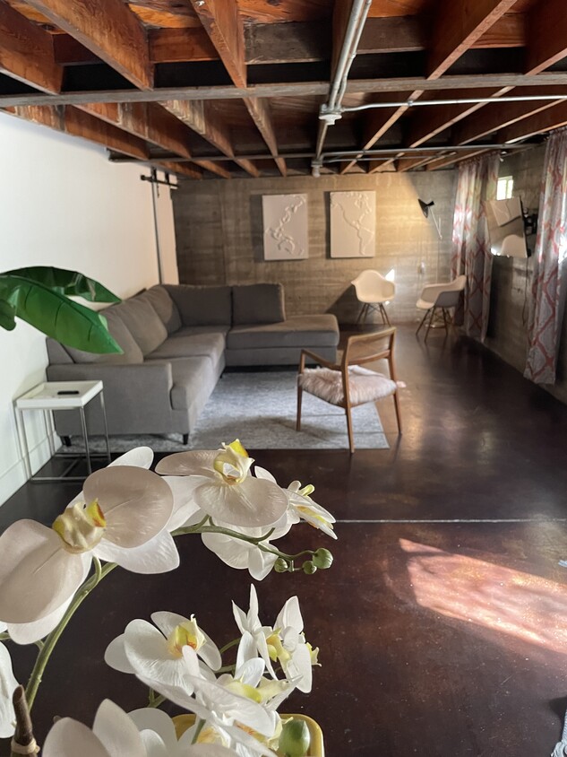 Primary Photo - 1926 Arizona Ave