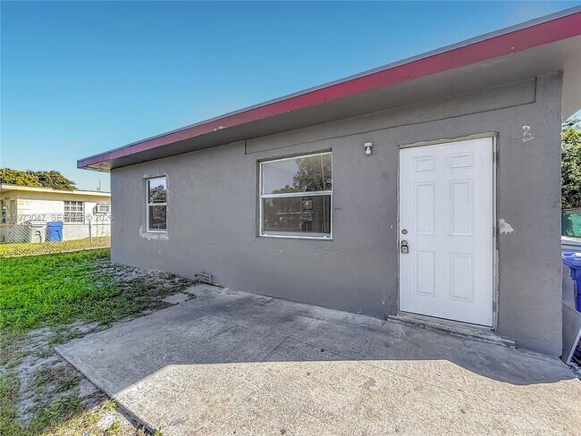 Foto del edificio - 2408 NW 8th St