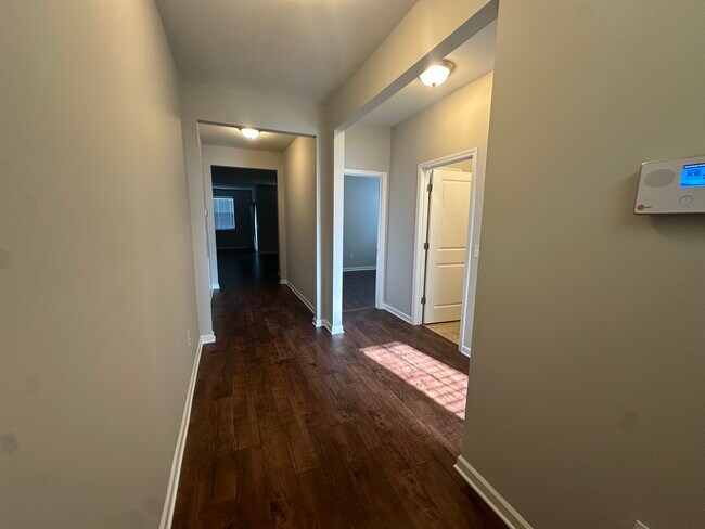 Foto del edificio - 8170 E Highcroft Dr NE