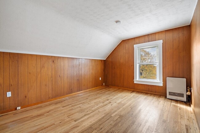 Building Photo - 2 Sutherland St