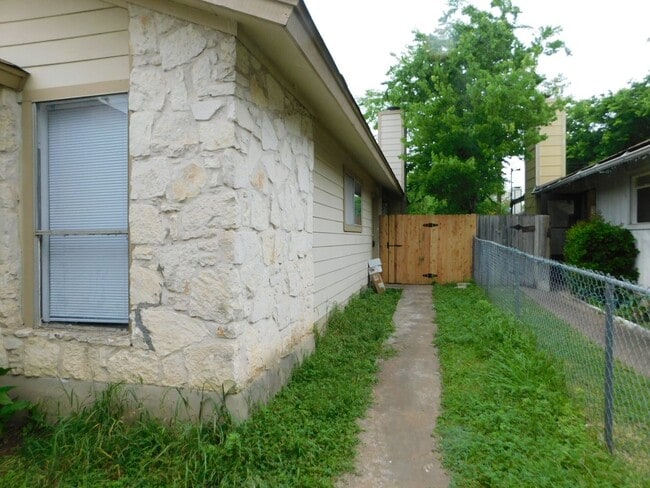 Foto del edificio - GCC Properties I LP Management Acct2 (1002 Fieldwood Dr)