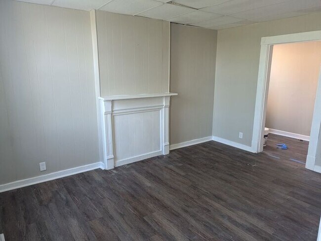 Building Photo - Great Price, Professionally Managed, Literal One Minute to Shopping and Dining!