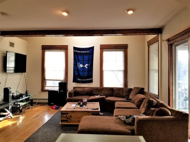 Building Photo - Stunning 5 Bed / 3 Bath Duplex on Babcock St | 1 Month Broker Fee Paid by Landlord | Central Air ...