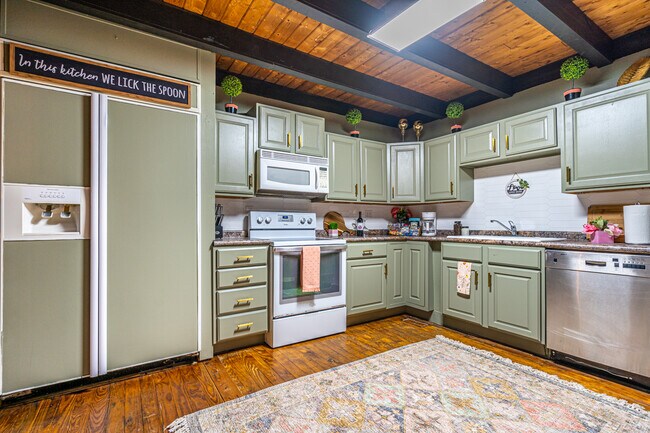 Foto del edificio - 890 NE Fields Rd