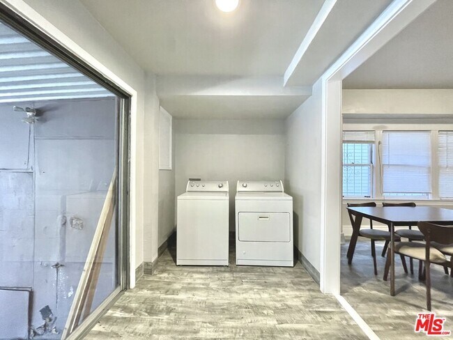 Foto del edificio - 1196 W 36th St