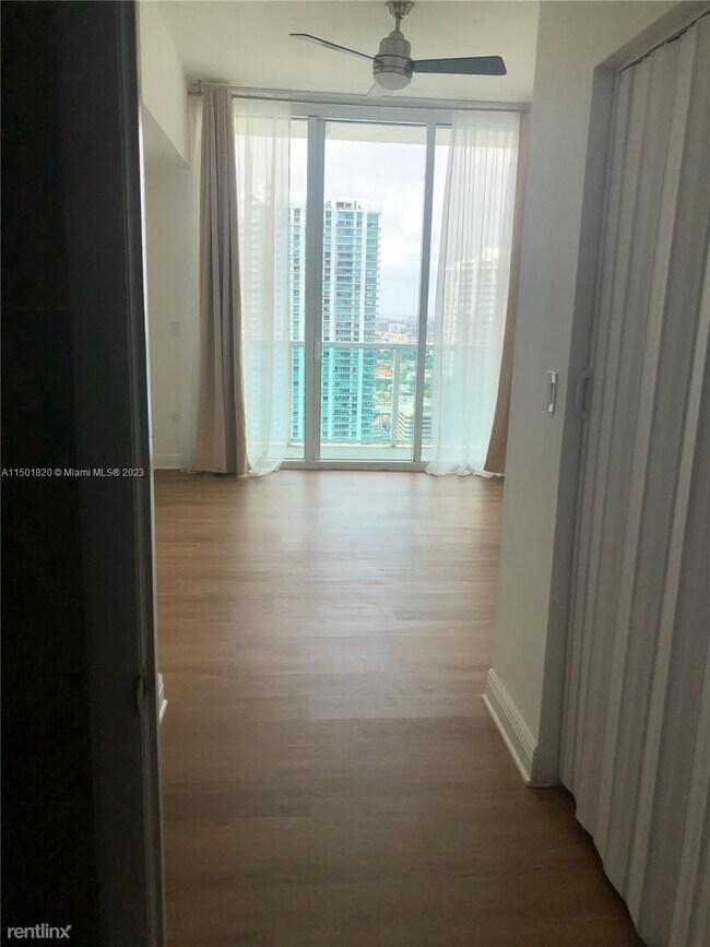 Foto del edificio - 3 br, 2.5 bath House - 31 SE 5th St Apt 4221