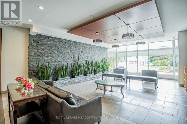 Building Photo - 50 Kingsbridge Garden Cir