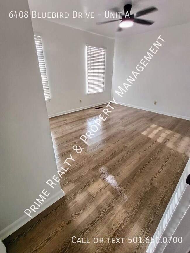 Foto del edificio - 6408 Blue Bird Dr