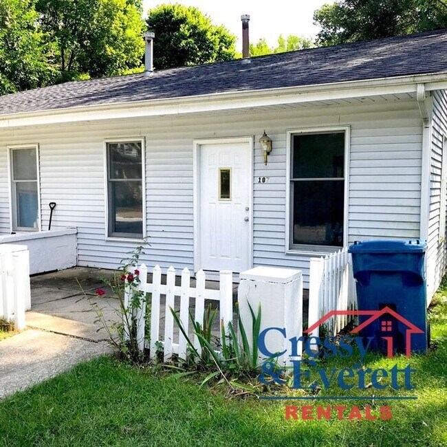 Building Photo - Buchanan Duplex Close to Downtown