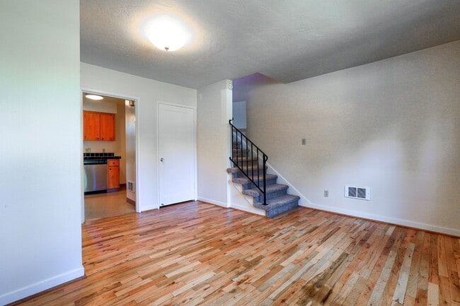 Foto del edificio - Mid Century Townhouse in Cedar Hills with Modern Amenities!