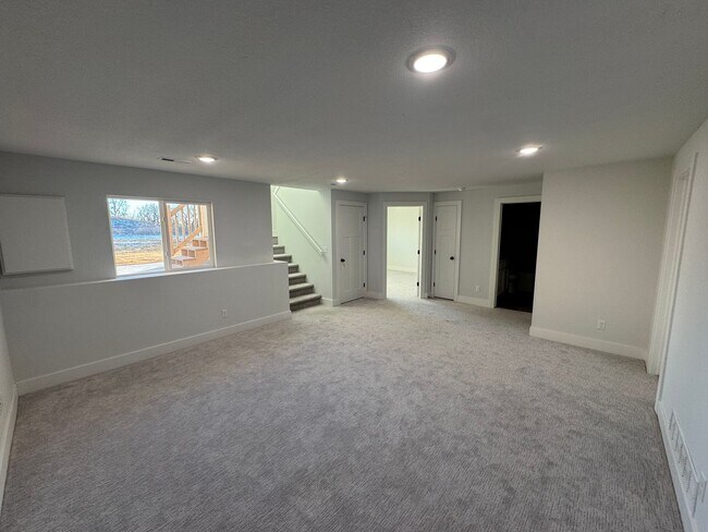 Foto del edificio - $1,850 - 4 bed 3 bath - Newer Build Duplex *COMING SOON*