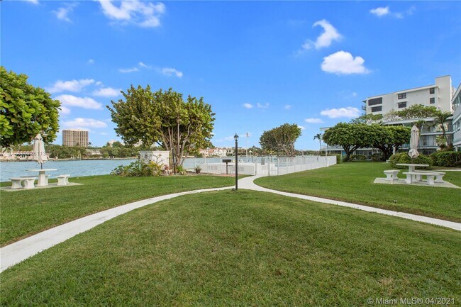 Building Photo - 10143 E Bay Harbor Dr