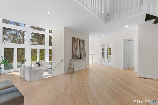 Building Photo - 32 Buttonball Ln