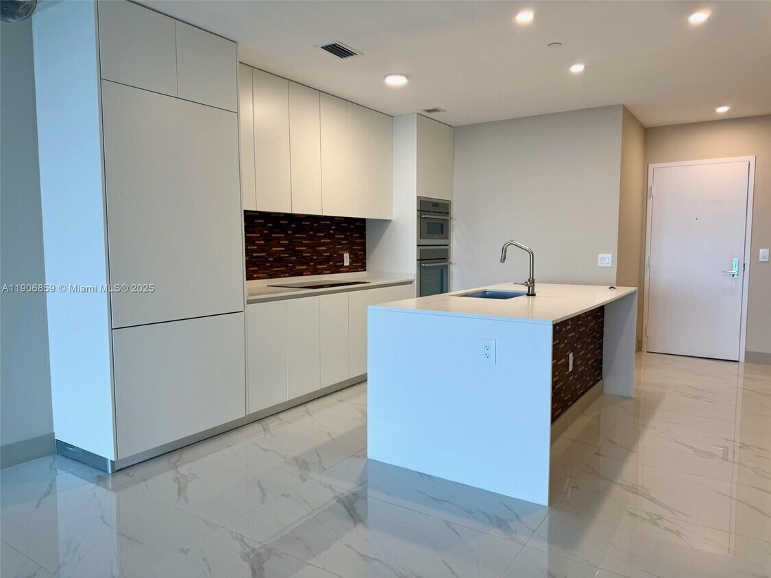 Foto principal - 700 NE 24th St