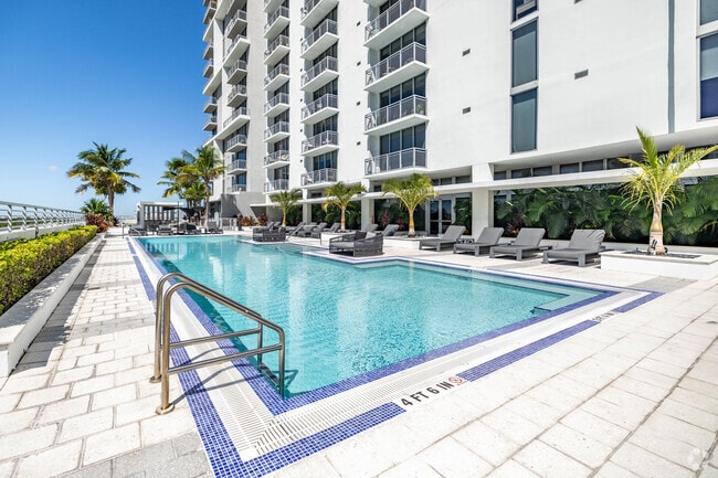 Piscina - Eve at the District