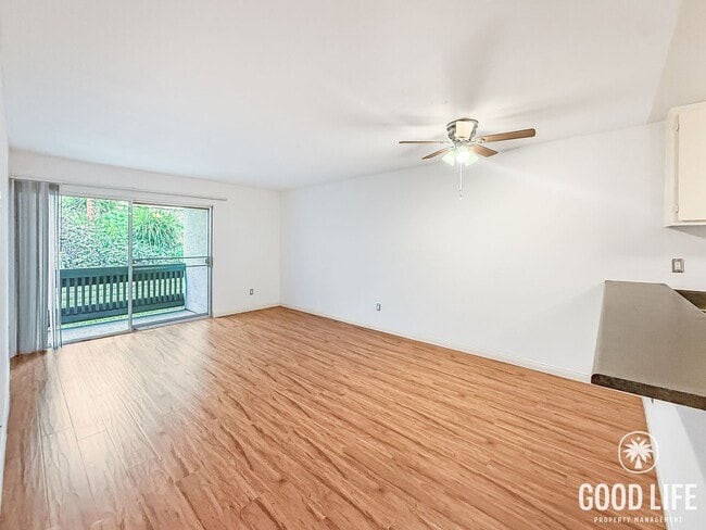 Foto del edificio - Charming 1B/1BA Condo in Bay Ho w/ Walk-In Closet, Ceiling Fans & New Flooring!