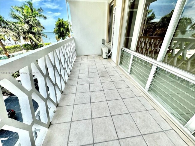 Building Photo - 1430 Brickell Bay Dr