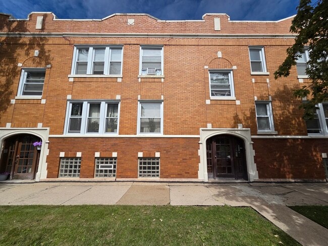 Building Photo - 2740 W 73rd St