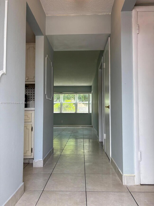 Foto del edificio - 1333 E Hallandale Beach Blvd