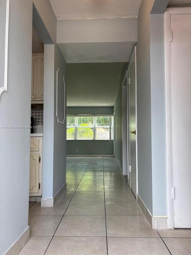 Building Photo - 1333 E Hallandale Beach Blvd