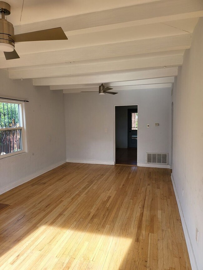 Building Photo - NOB HILL 2 Bedroom 1 Bath 828/sf