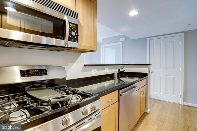 Building Photo - 2220 Fairfax Dr