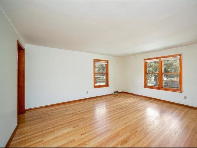 Living Room - 432 Oak St
