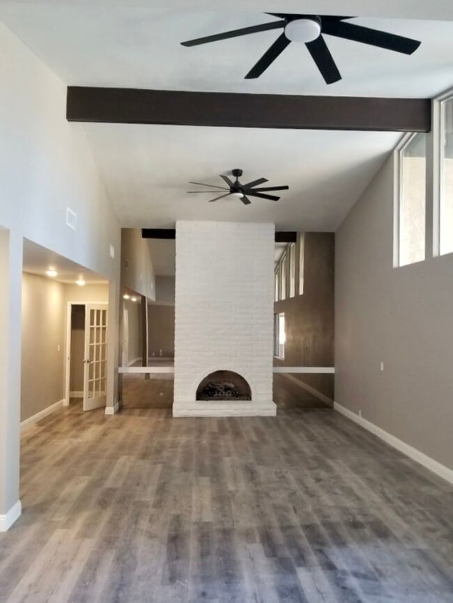 Building Photo - NORTHWEST POOL HOME Available in April!