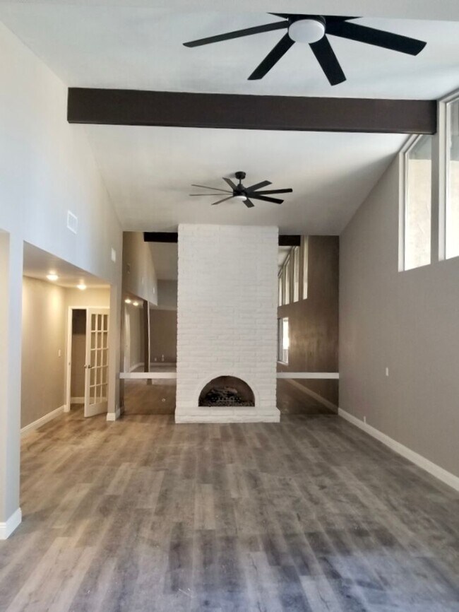 Building Photo - NORTHWEST POOL HOME AVAILABLE NOW!