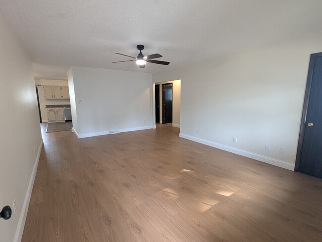 Building Photo - 533 Mockingbird St