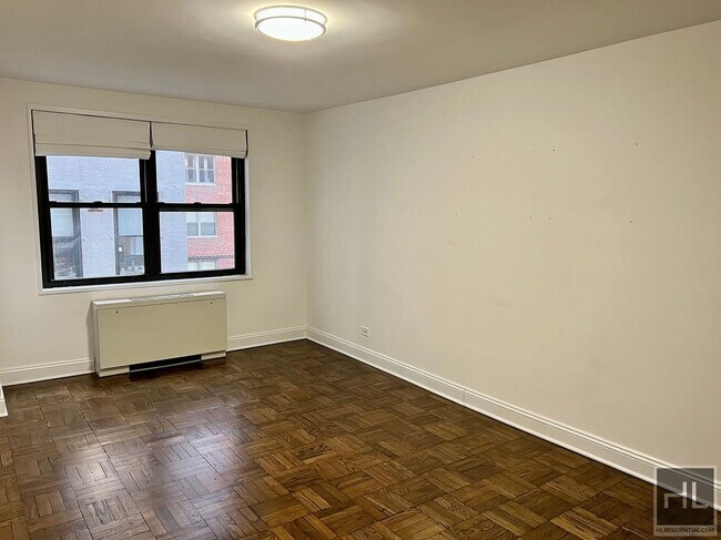 Building Photo - 5 AVENUE