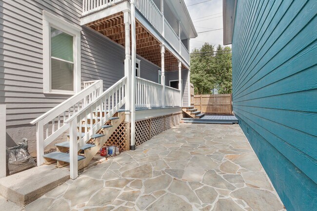 Building Photo - Beautiful 2/2.5 in Grant Park w/ Bi-Level ...
