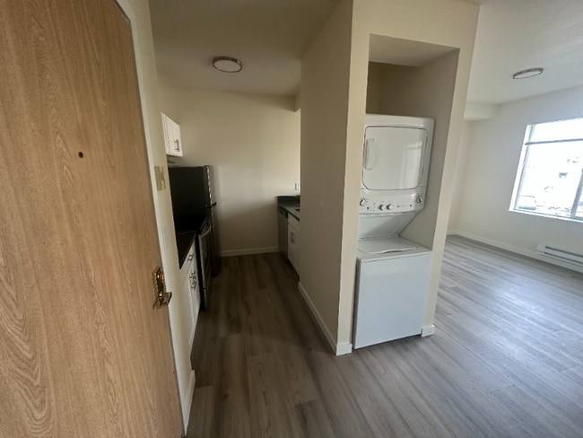 Building Photo - 334 Wells Ave S