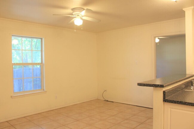 Sala de estar - 2575 W Denman St