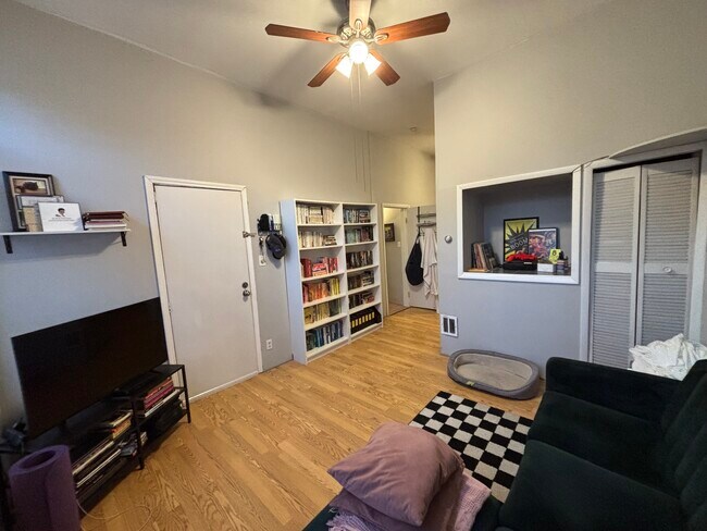 Foto del edificio - 1429 N Elk Grove Ave