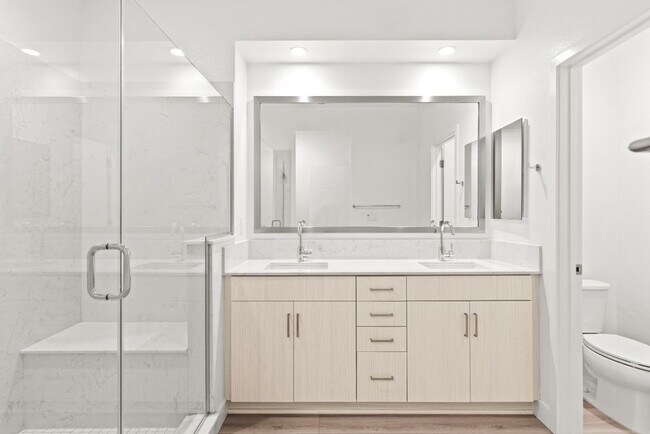 Baño principal de alta gama - 170 Uptown Cir