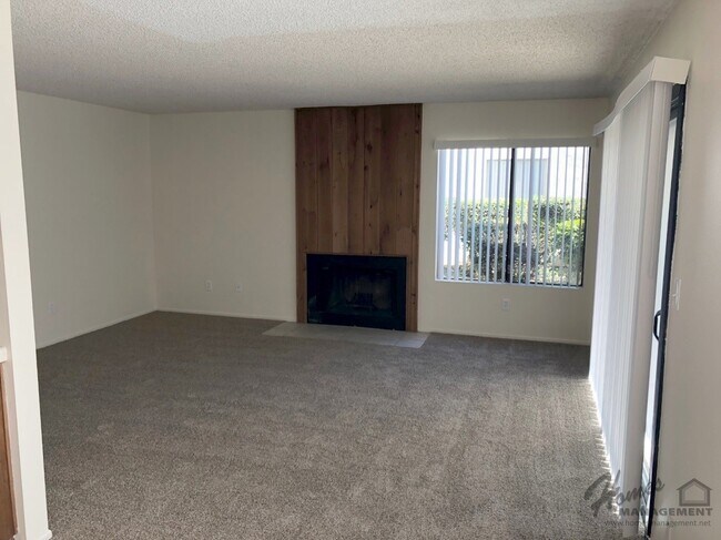 Foto del edificio - Homes Management - 1 Bed, 1 Bath Condo in Vermont Villas