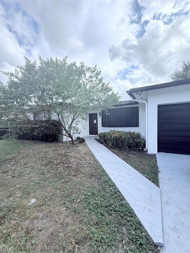 Building Photo - 4240 SW 27th St